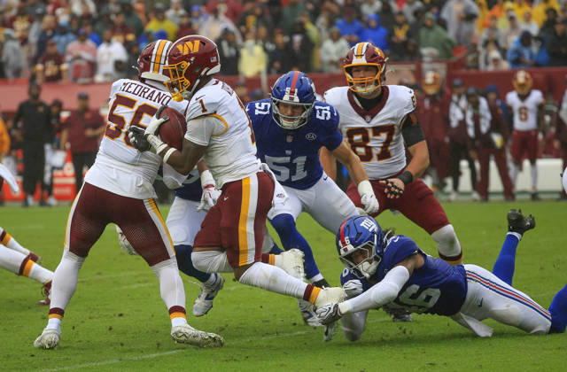 NFL, American Football Herren, USA 2026: Washington Commanders Vs New York Giants OCT 11 October 11, 2026: Washington Commanders RB 1 Rachaad White is tripped up by New York Giants LB 46 Zaire Barnes during the Washington Commanders game against the New York Giants at Northwest Stadium in Landover, MD. Justin Cooper CSM (Credit Image: Â Justin Cooper Cal Media) Landover Md United States of America EDITORIAL USE ONLY Copyright: xx ZUMA-20261011_zma_c04_061.jpg JustinxCooperx csmphotothree533320