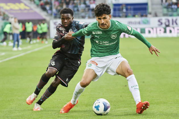 Brack Super League 2026 2027 FC St. Gallen 1879 vs. FC Lausanne St. Gallen, Schweiz St. Gallen, Schweiz, 11. Oktober 2026. Mostafa Heydari gegen Nathan Butler-Oyedeji während des Brack Super League Spiels FC St. Gallen 1879 gegen FC Lausanne-Sport in St. Gallen.