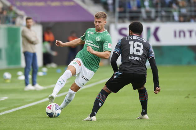 Brack Super League 2026 2027 FC St. Gallen 1879 vs. FC Lausanne St. Gallen, Schweiz St. Gallen, Schweiz, 11. Oktober 2026. Christian Witzig gegen Morgan Poaty während des Brack Super League Spiels FC St. Gallen 1879 gegen FC Lausanne-Sport in St. Gallen.