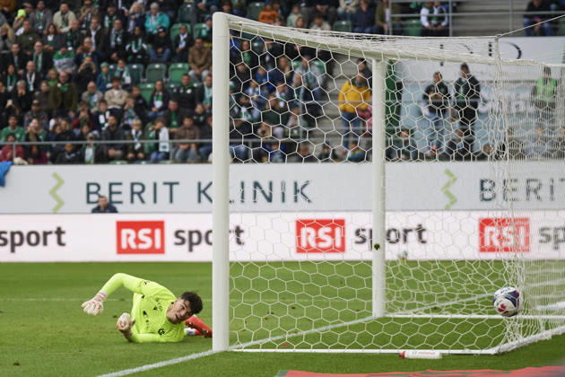 Brack Super League 2026 2027 FC St. Gallen 1879 vs. FC Lausanne St. Gallen, Schweiz St. Gallen, Schweiz, 11. Oktober 2026. Florent Mollet kassiert ein Tor während des Brack Super League Spiels FC St. Gallen 1879 gegen FC Lausanne-Sport in St. Gallen.