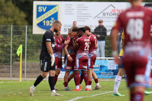Fußball I Herren I Saison 2026-2027 I Regionalliga Nord I 13. Spieltag I SV Todesfelde - SC Weiche Flensburg I 11.10.2026 v.l. Theo Aljoscha Behrmann (28, SC Weiche Flensburg 08) und Ibrahim Bashiru Ali (26, SC Weiche Flensburg 08) Stirn an Stirn Todesfelde Joda-Sportpark Schleswig Holstein Deutschland Copyright: xLobeca FabianxLamprechtx