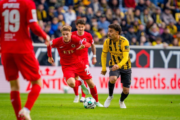 Niklas Swider (FC Viktoria Koeln, 20) gegen Mehdi Loune (Alemannia Aachen, 10) TSV Alemannia Aachen vs. FC Viktoria Koeln, Fussball, 3. Liga, 8. Spieltag, Saison 2026 2027, 11.10.2026 DFB REGULATIONS PROHIBIT ANY USE OF PHOTOGRAPHS AS IMAGE SEQUENCES AND OR QUASI-VIDEO TSV Alemannia Aachen vs. FC Viktoria Koeln, Fussball, 3. Liga, 8. Spieltag, Saison 2026 2027, 11.10.2026 Aachen Copyright: xEibner-Pressefoto J.xDerondeaux EP_JDU