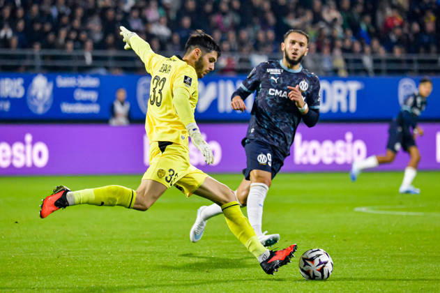 FOOTBALL : ESTAC Troyes vs Olympique de Marseille - Ligue 1 - JournÃ e 6 - 11 10 2026 Patrick Beach (ESTAC Troyes) Amine Gouiri (OM) TroyesFrance  Copyright: xBaptistexAutissierx