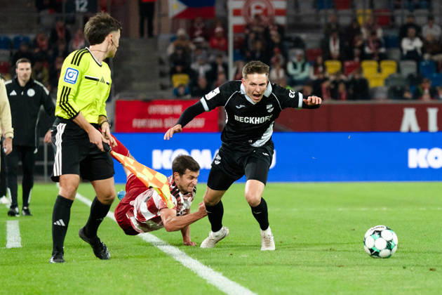 Deutschland: 3. Liga 2026 2027 Fortuna Düsseldorf vs. SC Verl 8. Spieltag 12.10.2026 Merkur Spiel-Arena (Nordrhein-Westfalen) Tim Oberdorf (Fortuna Dusseldorf, 15) Fabian Wessig (SC Verl, 18) Zweikampf Duell Copyright: xCelinaxLeiersx