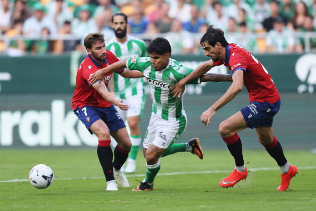 Real Betis and CA Osasuna - LaLiga EA Sports SEVILLA, SPAIN - OCTOBER 11: Cucho Hernandez of Real Betis competes for the ball during the LaLiga EA Sports 2026 27 match between Real Betis and CA Osasuna at La Cartuja Stadium on October 11, 2026 in Sevilla, Spain. (Photo by Rafael Roman Photo Players Images Magara Press) Sevilla La Cartuja Stadium Spain Copyright: xRafaelxRomanx