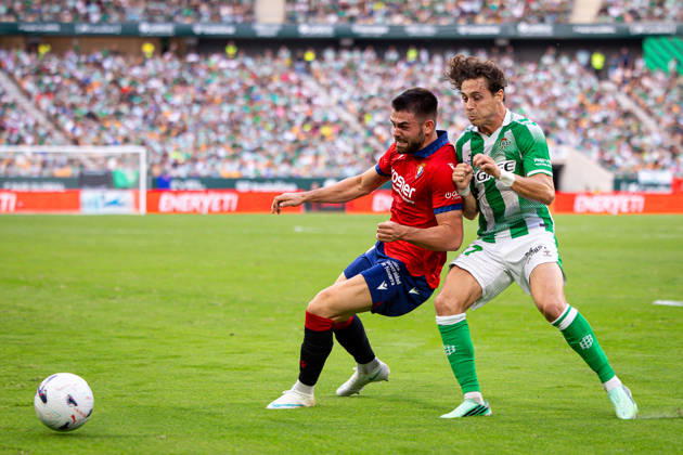Real Betis and CA Osasuna - LaLiga EA Sports SEVILLA, SPAIN - OCTOBER 11: Rodrigo Riquelme Roro of Real Betis competing for the ball during the LaLiga EA Sports 2026 27 match between Real Betis and CA Osasuna at La Cartuja Stadium on October 11, 2026 in Sevilla, Spain. (Photo by Rafael Roman Photo Players Images Magara Press) Sevilla La Cartuja Stadium Spain Copyright: xRafaelxRomanx