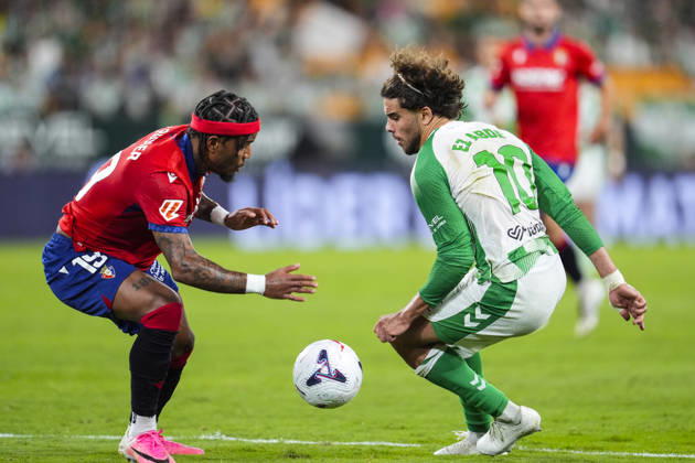 October 11, 2026, Sevilla, Sevilla, Spain: Valentin Rosier of CA Osasuna and Abde Ezzalzouli of Real Betis Balompie in action during the Spanish league, LaLiga EA Sports, football match played between Real Betis and CA Osasuna at La Cartuja stadium on October 11, 2026, in Sevilla, Spain. Real Betis V CA Osasuna - LaLiga EA Sports  - ZUMAa181 20261011_zaa_a181_330 Copyright: xJoaquinxCorcherox