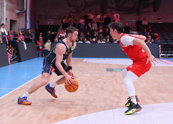 v.l. Vincent Friederici (Eisbaeren Bremerhaven 30), Jasper Guenther (RheinStars Koeln 06) GER, RheinStars Koeln vs. Eisbaeren Bremerhaven, Basketball, ProA, 4. Spieltag, Spielzeit 2026 2027, 11.10.2026 GER, RheinStars Koeln vs. Eisbaeren Bremerhaven, Basketball, ProA, 4. Spieltag, Spielzeit 2026 2027, 11.10.2026 RheinStars Koeln Copyright: xEibner-Pressefoto ThomasxStoeckerx EP_TSR