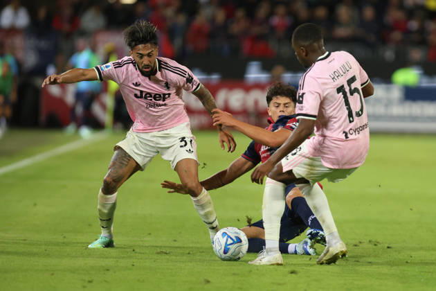 October 11, 2026, Cagliari: Cagliari™s Alessandro Romano (C) and Juventus Pierre Kalulu (R) in action during Italian Serie A soccer match Cagliari calcio vs Juventus FC at the Unipol Domus in Cagliari, Italy, 11 October 2026.ANSA FABIO MURRU Serie A: Cagliari Vs Juventus  - ZUMAa110 20261011_zaf_a110_093 Copyright: xFabioxMurrux