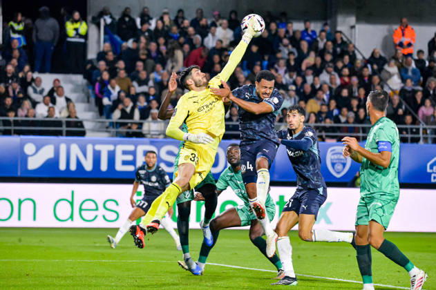 FOOTBALL : ESTAC Troyes vs Olympique de Marseille - Ligue 1 - JournÃ e 6 - 11 10 2026 Patrick Beach (ESTAC Troyes) CJ Egan-Riley (OM) TroyesFrance  Copyright: xBaptistexAutissierx