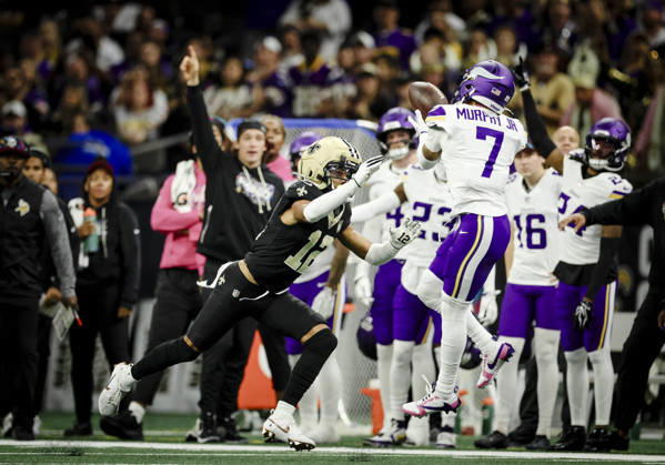 NEW ORLEANS, LA - OCTOBER 11: Byron Murphy 7 of the Minnesota Vikings intercepts a pass intended for Chris Olave 12 of the New Orleans Saints during the second half of a game at Caesars Superdome on October 11, 2026, in New Orleans, Louisiana. (Photo by Derick Hingle Icon Sportswire) NFL, American Football Herren, USA OCT 11 Vikings at Saints EDITORIAL USE ONLY Icon126261011004