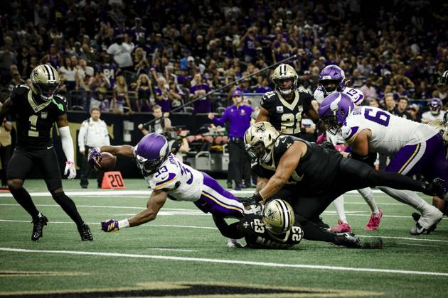 NEW ORLEANS, LA - OCTOBER 11: Aaron Jones 33 of the Minnesota Vikings dives forward for a touchdown as Julian Blackmon 23 of the New Orleans Saints attempts to make a tackle during the second half of a game at Caesars Superdome on October 11, 2026, in New Orleans, Louisiana. (Photo by Derick Hingle Icon Sportswire) NFL, American Football Herren, USA OCT 11 Vikings at Saints EDITORIAL USE ONLY Icon126261011019