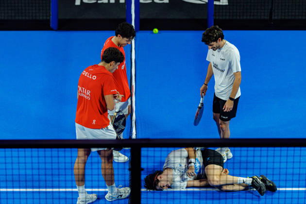 DÜSSELDORF, GERMANY - 11 OCTOBER 2026: Image shows Jon Sanz (ESP) with short injury and Franco Stupaczuk (ARG), Agustin Tapia (ARG) and Arturo Coello (ESP) during CUPRA Germany Premier Padel P2 2026 Day 8: Finals at CASTELLO Düsseldorf on 11 10 2026 in Düsseldorf, Germany. Germany Copyright: xFröhlichxPascalx