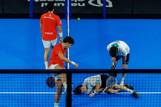 DÜSSELDORF, GERMANY - 11 OCTOBER 2026: Image shows Jon Sanz (ESP) with short injury and Franco Stupaczuk (ARG), Agustin Tapia (ARG) and Arturo Coello (ESP) during CUPRA Germany Premier Padel P2 2026 Day 8: Finals at CASTELLO Düsseldorf on 11 10 2026 in Düsseldorf, Germany. Germany Copyright: xFröhlichxPascalx