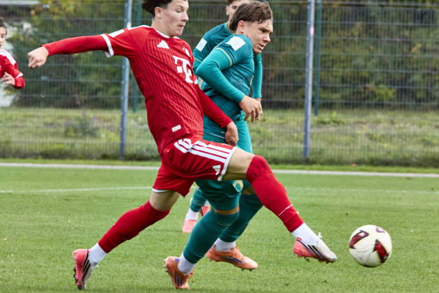 B-Junioren Bundesliga DFB-Nachwuchsliga, FC Bayern München U17, U 17 vs FC Augsburg (U17), München FC Bayern, München FC Bayern (U17), Augsburg FC, Augsburg FC (U17), 2026-10-11 in München (FC Bayern Campus) Goal (Tor) München FC Bayern 1:0 KRASNIQI Florent (FC Bayern München (U17) Rechtsaußen Nr9-FCB9), HARTMANN Mika (FC Augsburg (U17) Abwehr Nr8-FCA8), MATZ Maximilian (FC Augsburg (U17) Innenverteidiger Nr5-FCA5) sportworld München FC Bayern Campus Bayern Deutschland