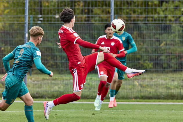 B-Junioren Bundesliga DFB-Nachwuchsliga, FC Bayern München U17, U 17 vs FC Augsburg (U17), München FC Bayern, München FC Bayern (U17), Augsburg FC, Augsburg FC (U17), 2026-10-11 in München (FC Bayern Campus) KRASNIQI Florent (FC Bayern München (U17) Rechtsaußen Nr9-FCB9) sportworld München FC Bayern Campus Bayern Deutschland
