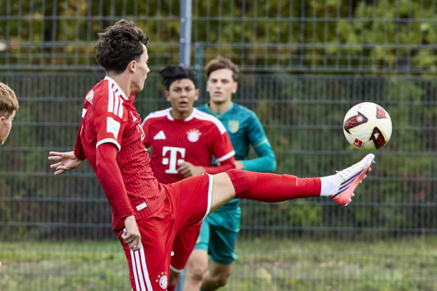B-Junioren Bundesliga DFB-Nachwuchsliga, FC Bayern München U17, U 17 vs FC Augsburg (U17), München FC Bayern, München FC Bayern (U17), Augsburg FC, Augsburg FC (U17), 2026-10-11 in München (FC Bayern Campus) KRASNIQI Florent (FC Bayern München (U17) Rechtsaußen Nr9-FCB9) sportworld München FC Bayern Campus Bayern Deutschland