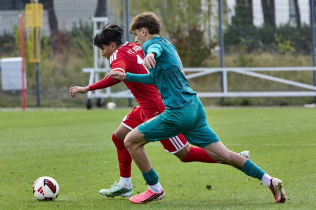 B-Junioren Bundesliga DFB-Nachwuchsliga, FC Bayern München U17, U 17 vs FC Augsburg (U17), München FC Bayern, München FC Bayern (U17), Augsburg FC, Augsburg FC (U17), 2026-10-11 in München (FC Bayern Campus) NURAJ Skender (FC Bayern München (U17) Linker Verteidiger Nr11-FCB11), BUNJAKU Altor (FC Augsburg (U17) Innenverteidiger Nr4-FCA4) sportworld München FC Bayern Campus Bayern Deutschland