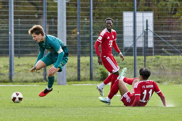 B-Junioren Bundesliga DFB-Nachwuchsliga, FC Bayern München U17, U 17 vs FC Augsburg (U17), München FC Bayern, München FC Bayern (U17), Augsburg FC, Augsburg FC (U17), 2026-10-11 in München (FC Bayern Campus) GALUN Damian (FC Augsburg (U17) Zentrales Mittelfeld Nr23-FCA23), NURAJ Skender (FC Bayern München (U17) Linker Verteidiger Nr11-FCB11) sportworld München FC Bayern Campus Bayern Deutschland