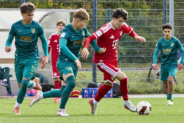 B-Junioren Bundesliga DFB-Nachwuchsliga, FC Bayern München U17, U 17 vs FC Augsburg (U17), München FC Bayern, München FC Bayern (U17), Augsburg FC, Augsburg FC (U17), 2026-10-11 in München (FC Bayern Campus) KRASNIQI Florent (FC Bayern München (U17) Rechtsaußen Nr9-FCB9), HUBER Fynn (FC Augsburg (U17) Innenverteidiger Nr2-FCA2) sportworld München FC Bayern Campus Bayern Deutschland