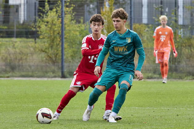 B-Junioren Bundesliga DFB-Nachwuchsliga, FC Bayern München U17, U 17 vs FC Augsburg (U17), München FC Bayern, München FC Bayern (U17), Augsburg FC, Augsburg FC (U17), 2026-10-11 in München (FC Bayern Campus) RAIC Neven Aleksej (FC Augsburg (U17) Linksaußen Nr11-FCA11), ETÜZ Atakan (FC Bayern München (U17) Linker Verteidiger Nr3-FCB3) sportworld München FC Bayern Campus Bayern Deutschland