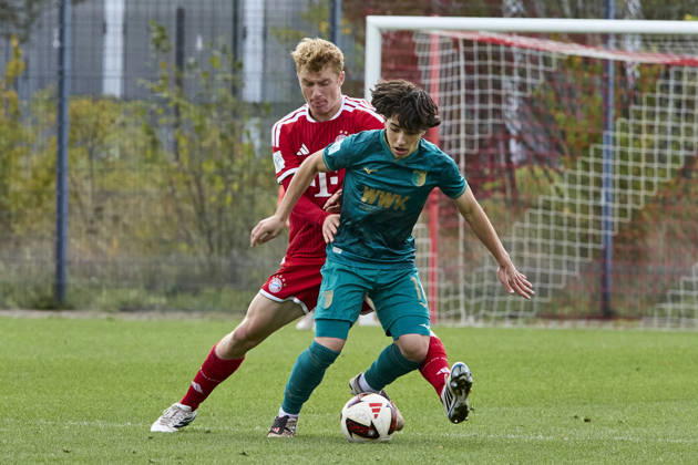 B-Junioren Bundesliga DFB-Nachwuchsliga, FC Bayern München U17, U 17 vs FC Augsburg (U17), München FC Bayern, München FC Bayern (U17), Augsburg FC, Augsburg FC (U17), 2026-10-11 in München (FC Bayern Campus) RAIC Neven Aleksej (FC Augsburg (U17) Linksaußen Nr11-FCA11), SCHREYER Tim (FC Bayern München (U17) Innenverteidiger Nr4-FCB4) sportworld München FC Bayern Campus Bayern Deutschland
