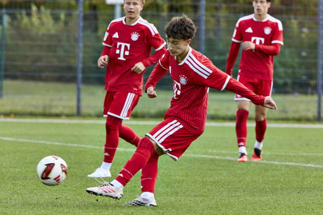 B-Junioren Bundesliga DFB-Nachwuchsliga, FC Bayern München U17, U 17 vs FC Augsburg (U17), München FC Bayern, München FC Bayern (U17), Augsburg FC, Augsburg FC (U17), 2026-10-11 in München (FC Bayern Campus) ETÜZ Atakan (FC Bayern München (U17) Linker Verteidiger Nr3-FCB3) sportworld München FC Bayern Campus Bayern Deutschland