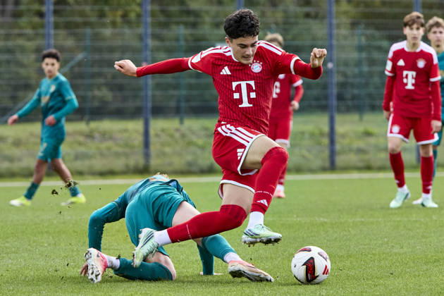 B-Junioren Bundesliga DFB-Nachwuchsliga, FC Bayern München U17, U 17 vs FC Augsburg (U17), München FC Bayern, München FC Bayern (U17), Augsburg FC, Augsburg FC (U17), 2026-10-11 in München (FC Bayern Campus) HISENI Isuf (FC Bayern München (U17) Linksaußen Nr15-FCB15), HILL Niklas (FC Augsburg (U17) Defensives Mittelfeld Nr6-FCA6) sportworld München FC Bayern Campus Bayern Deutschland