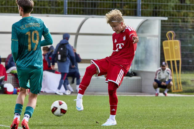 B-Junioren Bundesliga DFB-Nachwuchsliga, FC Bayern München U17, U 17 vs FC Augsburg (U17), München FC Bayern, München FC Bayern (U17), Augsburg FC, Augsburg FC (U17), 2026-10-11 in München (FC Bayern Campus) MAHR Maximilian (FC Bayern München (U17) Zentrales Mittelfeld Nr14-FCB14) sportworld München FC Bayern Campus Bayern Deutschland