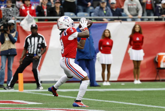 FOXBOROUGH, MA - OCTOBER 11: DeMario Douglas 3 of the New England Patriots hauls in the first of his two touchdowns on the day during a game between the New England Patriots and the Las Vegas Raiders on October 11, 2026, at Gillette Stadium in Foxborough, Massachusetts. (Photo by Fred Kfoury III Icon Sportswire) NFL, American Football Herren, USA OCT 11 Raiders at Patriots EDITORIAL USE ONLY Icon482261011002