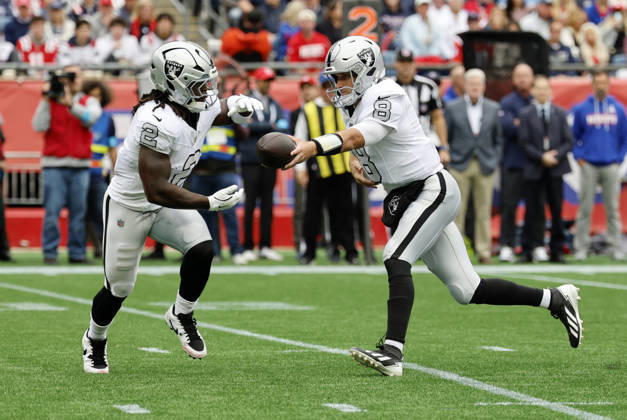 FOXBOROUGH, MA - OCTOBER 11: Ashton Jeanty 2 of the Las Vegas Raiders gets the ball from Kirk Cousins 8 of the Las Vegas Raiders during a game between the New England Patriots and the Las Vegas Raiders on October 11, 2026, at Gillette Stadium in Foxborough, Massachusetts. (Photo by Fred Kfoury III Icon Sportswire) NFL, American Football Herren, USA OCT 11 Raiders at Patriots EDITORIAL USE ONLY Icon482261011004