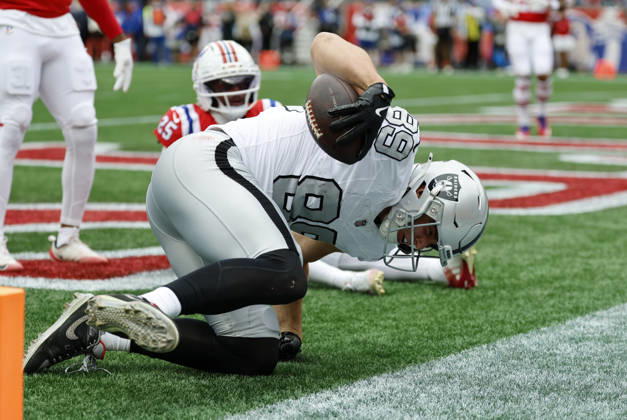 FOXBOROUGH, MA - OCTOBER 11: Brock Bowers 89 of the Las Vegas Raiders lands in the end zone for a touchdown during a game between the New England Patriots and the Las Vegas Raiders on October 11, 2026, at Gillette Stadium in Foxborough, Massachusetts. (Photo by Fred Kfoury III Icon Sportswire) NFL, American Football Herren, USA OCT 11 Raiders at Patriots EDITORIAL USE ONLY Icon482261011005