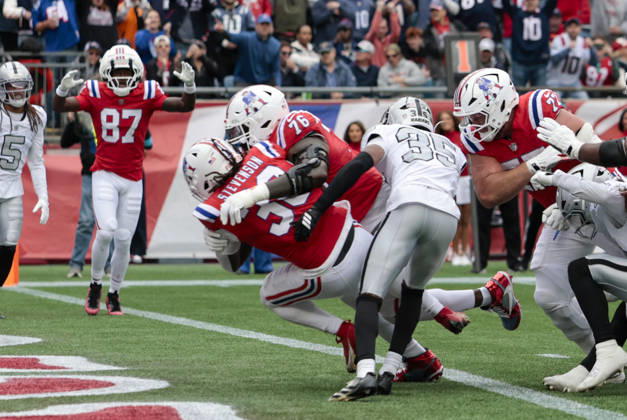 FOXBOROUGH, MA - OCTOBER 11: Morgan Moses 76 of the New England Patriots helps Rhamondre Stevenson 38 of the New England Patriots into the end zone during a game between the New England Patriots and the Las Vegas Raiders on October 11, 2026, at Gillette Stadium in Foxborough, Massachusetts. (Photo by Fred Kfoury III Icon Sportswire) NFL, American Football Herren, USA OCT 11 Raiders at Patriots EDITORIAL USE ONLY Icon482261011010