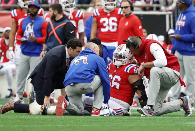 FOXBOROUGH, MA - OCTOBER 11: New England Patriots head coach Mike Vrabel checks on an injured Will Campbell 66 of the New England Patriots during a game between the New England Patriots and the Las Vegas Raiders on October 11, 2026, at Gillette Stadium in Foxborough, Massachusetts. (Photo by Fred Kfoury III Icon Sportswire) NFL, American Football Herren, USA OCT 11 Raiders at Patriots EDITORIAL USE ONLY Icon482261011013