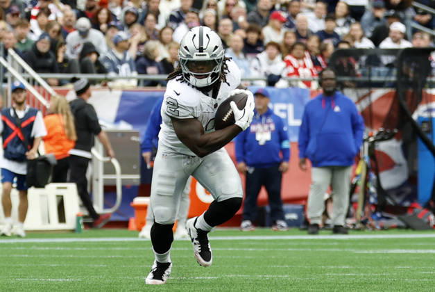 FOXBOROUGH, MA - OCTOBER 11: Ashton Jeanty 2 of the Las Vegas Raiders turns after a catch during a game between the New England Patriots and the Las Vegas Raiders on October 11, 2026, at Gillette Stadium in Foxborough, Massachusetts. (Photo by Fred Kfoury III Icon Sportswire) NFL, American Football Herren, USA OCT 11 Raiders at Patriots EDITORIAL USE ONLY Icon482261011019