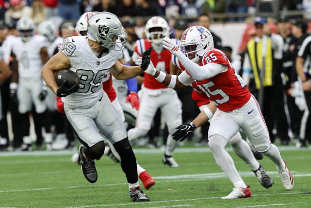 FOXBOROUGH, MA - OCTOBER 11: Brock Bowers 89 of the Las Vegas Raiders fends off Marcus Jones 25 of the New England Patriots during a game between the New England Patriots and the Las Vegas Raiders on October 11, 2026, at Gillette Stadium in Foxborough, Massachusetts. (Photo by Fred Kfoury III Icon Sportswire) NFL, American Football Herren, USA OCT 11 Raiders at Patriots EDITORIAL USE ONLY Icon482261011032
