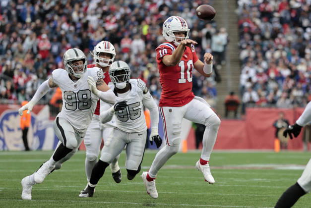 FOXBOROUGH, MA - OCTOBER 11: Drake Maye 10 of the New England Patriots throws on the run during a game between the New England Patriots and the Las Vegas Raiders on October 11, 2026, at Gillette Stadium in Foxborough, Massachusetts. (Photo by Fred Kfoury III Icon Sportswire) NFL, American Football Herren, USA OCT 11 Raiders at Patriots EDITORIAL USE ONLY Icon482261011035