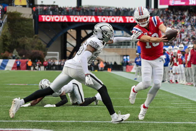 FOXBOROUGH, MA - OCTOBER 11: Drake Maye 10 of the New England Patriots scores during a game between the New England Patriots and the Las Vegas Raiders on October 11, 2026, at Gillette Stadium in Foxborough, Massachusetts. (Photo by Fred Kfoury III Icon Sportswire) NFL, American Football Herren, USA OCT 11 Raiders at Patriots EDITORIAL USE ONLY Icon482261011038
