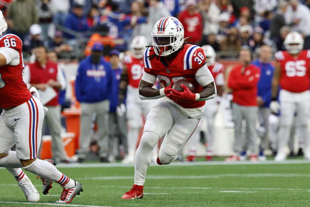 FOXBOROUGH, MA - OCTOBER 11: Rhamondre Stevenson 38 of the New England Patriots races to the outside during a game between the New England Patriots and the Las Vegas Raiders on October 11, 2026, at Gillette Stadium in Foxborough, Massachusetts. (Photo by Fred Kfoury III Icon Sportswire) NFL, American Football Herren, USA OCT 11 Raiders at Patriots EDITORIAL USE ONLY Icon482261011041