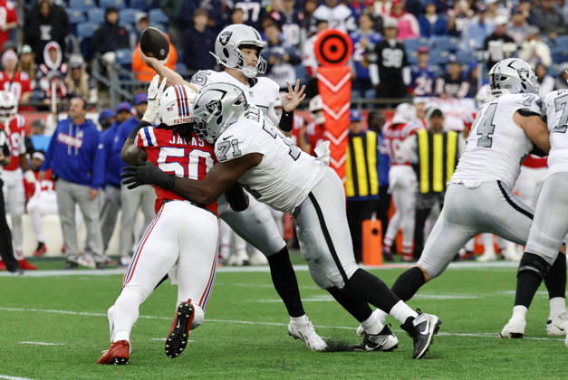 FOXBOROUGH, MA - OCTOBER 11: Fernando Mendoza 15 of the Las Vegas Raiders throws during a game between the New England Patriots and the Las Vegas Raiders on October 11, 2026, at Gillette Stadium in Foxborough, Massachusetts. (Photo by Fred Kfoury III Icon Sportswire) NFL, American Football Herren, USA OCT 11 Raiders at Patriots EDITORIAL USE ONLY Icon482261011048