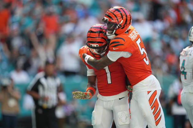 MIAMI GARDENS, FL - OCTOBER 11: Cincinnati Bengals wide receiver Ja marr Chase (1) celebrates his touchdown catch with Cincinnati Bengals wide receiver Tee Higgins (5) during the NFL, American Football Herren, USA game between the Cincinnati Bengals and the Miami Dolphins on Sunday, October 11, 2026 at Hard Rcok Stadium in Miami Gardens, FL (Photo by Peter Joneleit Icon Sportswire) NFL: OCT 11 Bengals at Dolphins EDITORIAL USE ONLY Icon2601011043