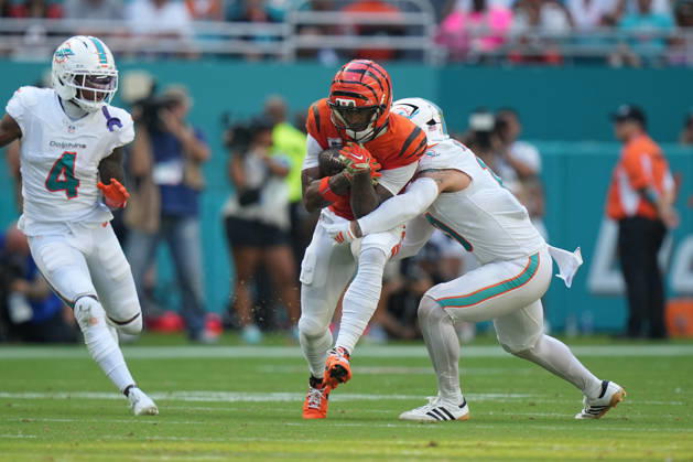 MIAMI GARDENS, FL - OCTOBER 11: Cincinnati Bengals wide receiver Ja marr Chase (1) runs after.a catch during the NFL, American Football Herren, USA game between the Cincinnati Bengals and the Miami Dolphins on Sunday, October 11, 2026 at Hard Rcok Stadium in Miami Gardens, FL (Photo by Peter Joneleit Icon Sportswire) NFL: OCT 11 Bengals at Dolphins EDITORIAL USE ONLY Icon2601011040