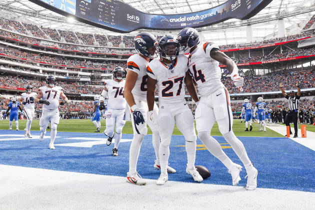 NFL, American Football Herren, USA - Los Angeles Chargers vs Denver Broncos Broncos running back J.K. Dobbins (C) celebrates with his teammates after scoring a touchdown in the first half of an NFL game between the Los Angeles Chargers and the Denver Broncos at SoFi Stadium in Inglewood, California, USA, 11 October 2026. INGLEWOOD CALIFORNIA UNITED STATES  Copyright: xCHRISxTORRESx