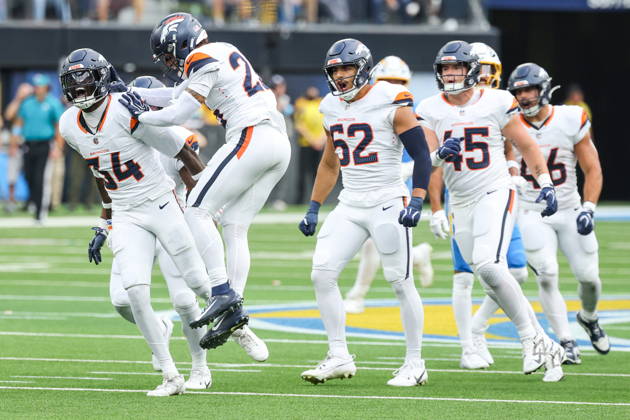 NFL, American Football Herren, USA - Los Angeles Chargers vs Denver Broncos The Denver Broncos special teams unit celebrates after getting a tackle on a punt return in the first half of an NFL game between the Los Angeles Chargers and the Denver Broncos at SoFi Stadium in Inglewood, California, USA, 11 October 2026. INGLEWOOD CALIFORNIA UNITED STATES  Copyright: xCHRISxTORRESx