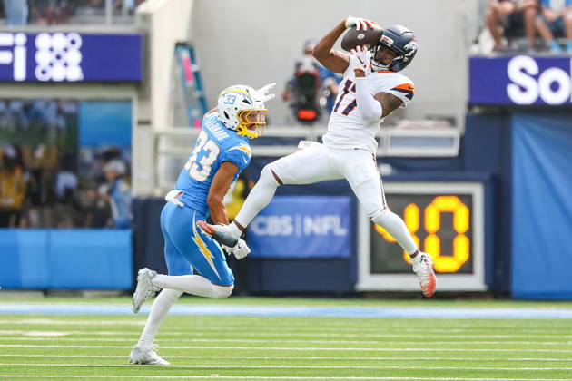 NFL, American Football Herren, USA - Los Angeles Chargers vs Denver Broncos Broncos wide receiver Jaylen Waddle (R) catches a pass over Chargers defensive back Deane Leonard in the first half of an NFL game between the Los Angeles Chargers and the Denver Broncos at SoFi Stadium in Inglewood, California, USA, 11 October 2026. INGLEWOOD CALIFORNIA UNITED STATES  Copyright: xCHRISxTORRESx