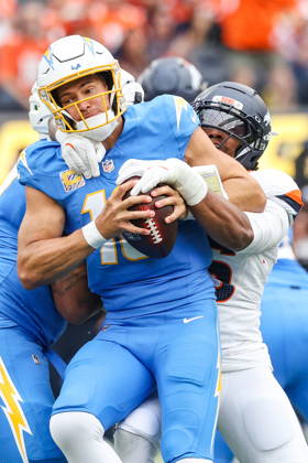 NFL, American Football Herren, USA - Los Angeles Chargers vs Denver Broncos Chargers quarterback Justin Herbert (front) is sacked by Broncos outside linebacker Nik Bonitto in the first half of an NFL game between the Los Angeles Chargers and the Denver Broncos at SoFi Stadium in Inglewood, California, USA, 11 October 2026. INGLEWOOD CALIFORNIA UNITED STATES  Copyright: xCHRISxTORRESx