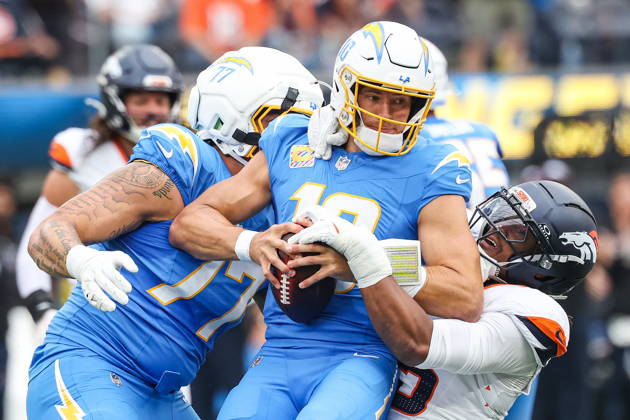 NFL, American Football Herren, USA - Los Angeles Chargers vs Denver Broncos Chargers quarterback Justin Herbert (front) is sacked by Broncos outside linebacker Nik Bonitto in the first half of an NFL game between the Los Angeles Chargers and the Denver Broncos at SoFi Stadium in Inglewood, California, USA, 11 October 2026. INGLEWOOD CALIFORNIA UNITED STATES  Copyright: xCHRISxTORRESx