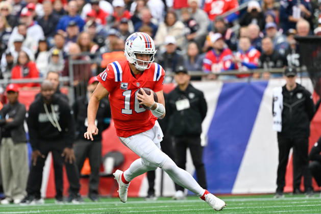 Oct 11, 2026; Foxborough, MA, USA; New England Patriots quarterback Drake Maye (10) runs the ball against the Las Vegas Raiders during the first half at Gillette Stadium. Mandatory Credit: -Cal Media NFL, American Football Herren, USA 2026: Raiders Vs Patriots OCT 11  - ZUMAc04_ 20261011_zma_c04_139 Copyright: xEricxCanhax