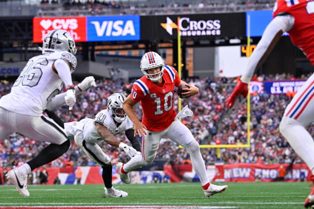 Oct 11, 2026; Foxborough, MA, USA; New England Patriots quarterback Drake Maye (10) avoids a tackle by Las Vegas Raiders safety Jeremy Chinn (11) and runs for a touchdown during the second half at Gillette Stadium. Mandatory Credit: -Cal Media NFL, American Football Herren, USA 2026: Raiders Vs Patriots OCT 11  - ZUMAc04_ 20261011_zma_c04_155 Copyright: xEricxCanhax