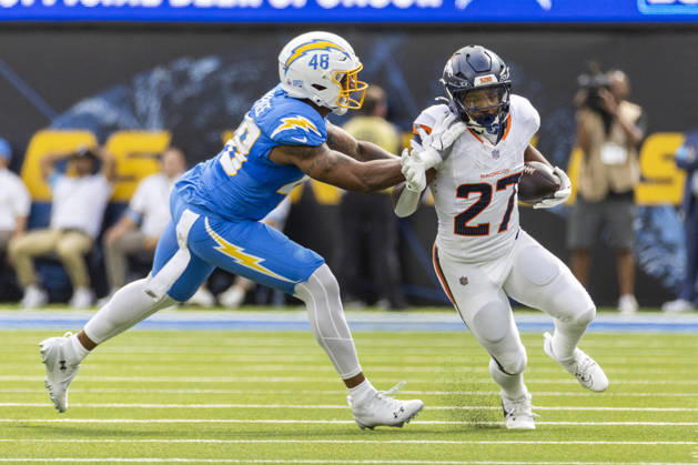 October 11, 2026, Inglewood, California, USA: Denver Broncos Running Back J.K. Dobbins (27) escapes a tackle-attempt by Los Angeles Chargers outside linebacker Bud Dupree (48) during an NFL, American Football Herren, USA football game, in Inglewood, Calif. on Sunday Oct. 11, 2026. NHL, Eishockey Herren, USA 2026: LA Chargers Vs Denver Broncos - ZUMAc68_ 20261011_zaf_c68_008 Copyright: xRingoxChiux